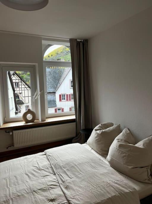 Mosel-Charm - Urige Dachgeschosswohnung - 3 Schlafzimmer Fuer 6 Personen - Liebevoll Renoviert & Gemuetlich Ürzig Exteriér fotografie